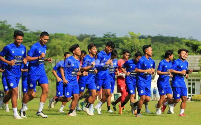 Skuad Arema FC Tak Lagi Didampingi Psikolog Pemain Arema FC saat menjalani latihan fisik. Foto : Istimewa