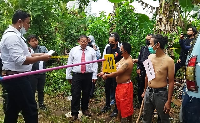 Tersangka pembunuh sopir angkot Hamdan (celana merah) saat rekonstruksi. Foto : Istimewa