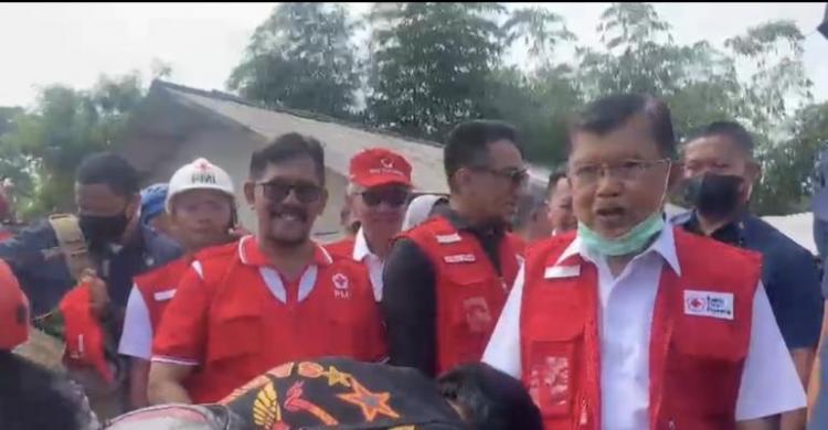 Ketua PMI Jusuf Kalla ketika meninjau relawan PMI yang berada di lokasi bencana Cianjur. (Ist)