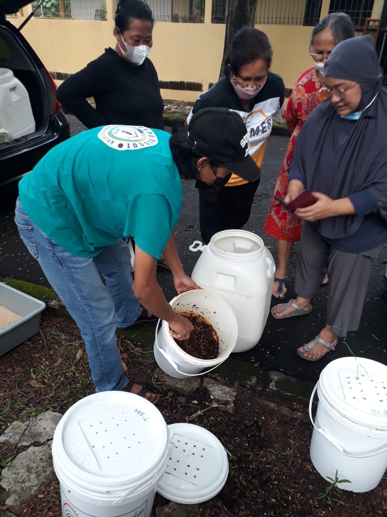 Dinas Lingkungan Hidup Kota Tangsel membuat program maggot rumahan. (tangselpos.id/ist)