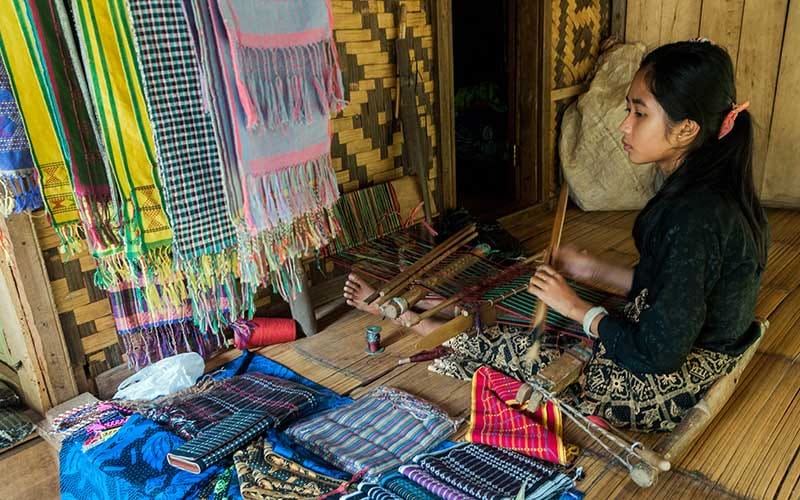 Warga Baduy sedang beraktifitas membuat tenun kain. (Ist)