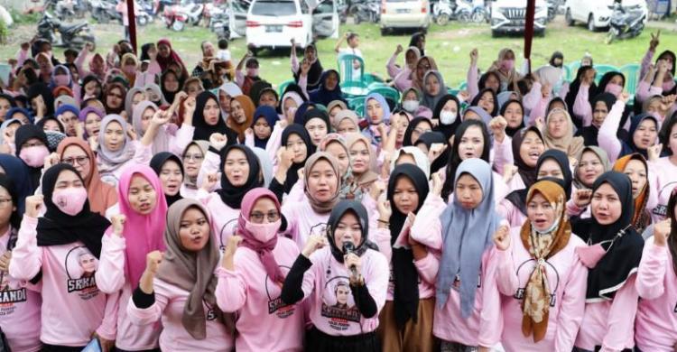 Aksi Social Care Srikandi Ganjar Banten membagikan ratusan sembako digelar di Kampung Kotamas, Tigaraksa, Tangerang. Foto : Istimewa