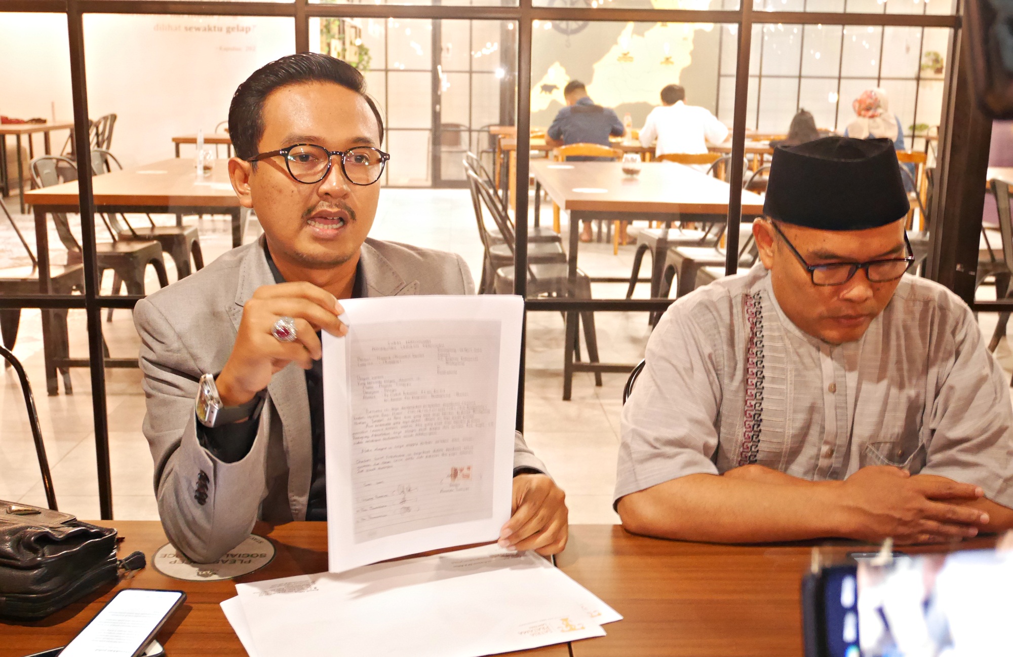 Kuasa hukum Y, Satria Pratama (kiri) dan Maskur menyampaikan keterangan pers di Kapulso Cafe, Pandeglang, Jumat (25/11/2022) petang.(Ari Supriadi/Tangsel Pos)