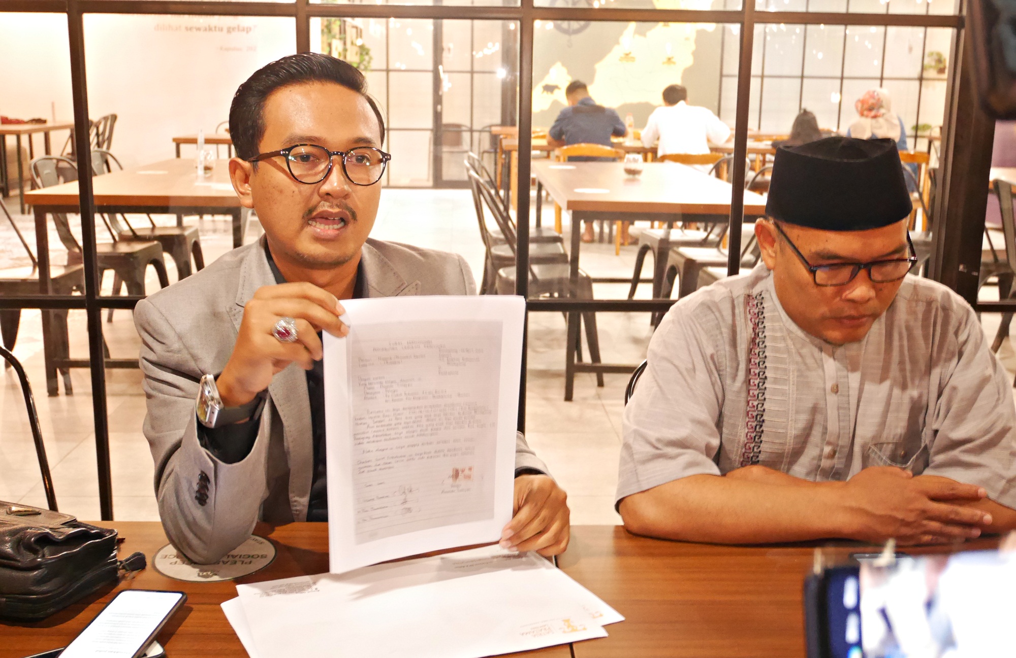 Terlapor Kasus Dugaan Pelecehan Seksual Tunjuk Kuasa Hukum Kuasa hukum Y, Satria Pratama (kiri) dan Maskur menyampaikan keterangan pers di Kapulso Cafe, Pandeglang, Jumat (25/11/2022) petang.(Ari Supriadi/Tangsel Pos)