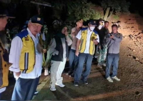 Tinjau Penanganan Longsor Di Cianjur-Puncak, Menteri Basuki: Insya Allah, Siang Ini Jalan Sudah Dibuka Menteri PUPR saat meninjau jalan Raya Puncak yang tertutup tanah akibat gempa Cianjur. (Ist)