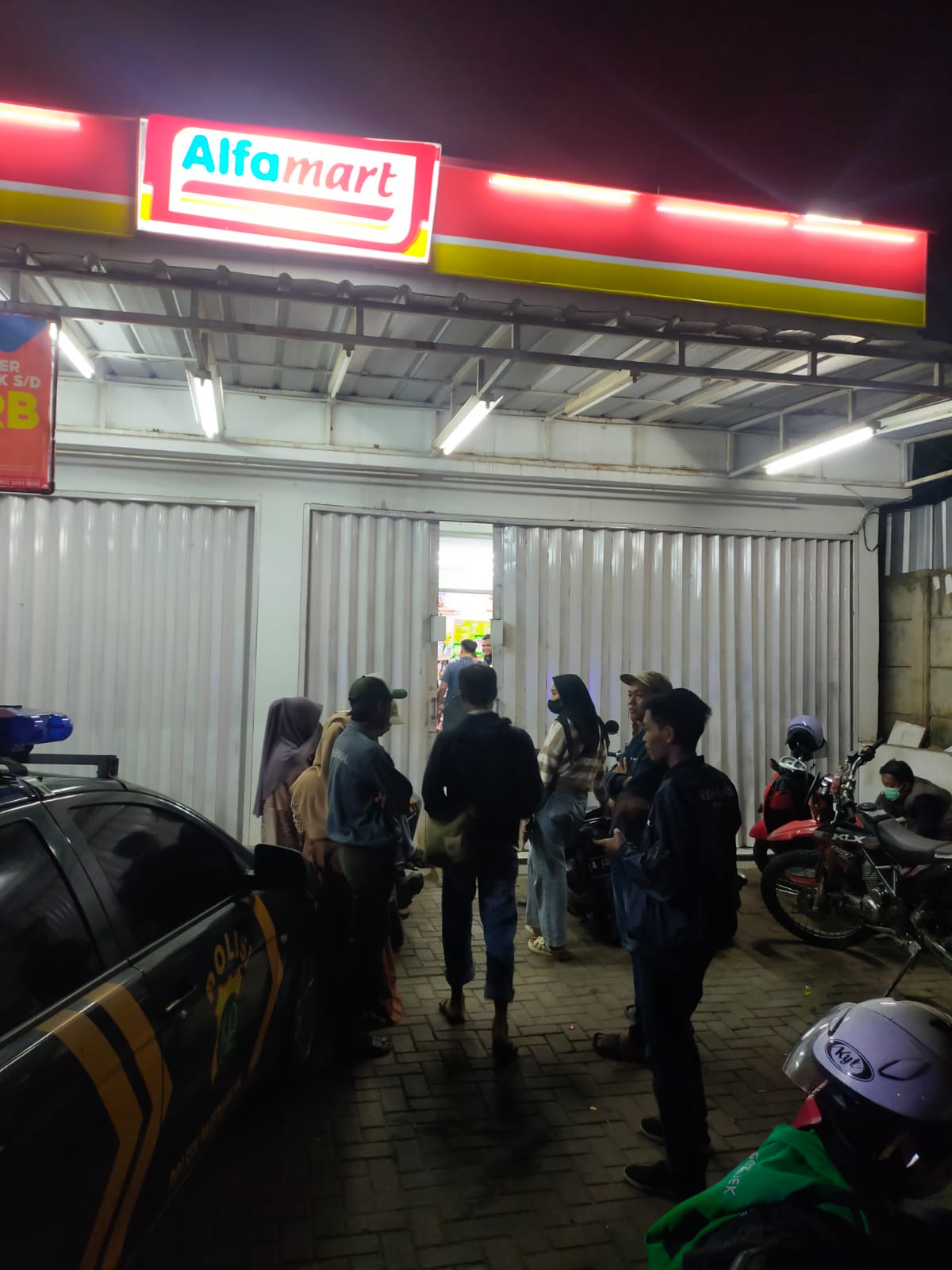 Todongkan Pistol, Rampok Beraksi Gondol Uang Rp22 Juta di Minimarket Pagedangan Aksi perampokan di salah satu minimarket di kawasan Pagedangan, Kabupaten Tangerang. (Foto : ist)
