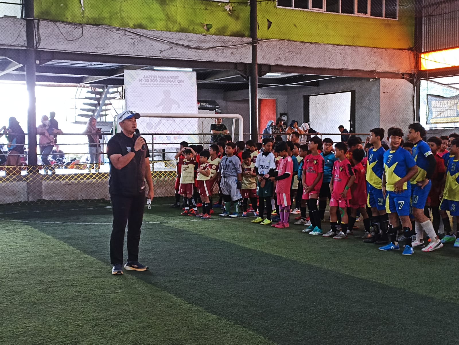 Turnamen Futsal Antar SD HUT ke-14 Tangsel Pos Bergulir Ketua KONI Tangsel Hamka Handaru pada pembukaan turnamen Futsal antar SD se Tangsel di MS Indoor Soccer, BSD. (tangselpos.id/mg1)
