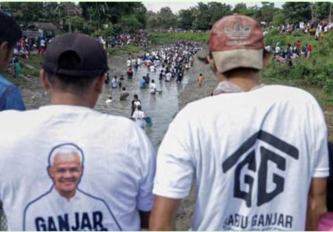 Ribuan warga di Solear, Kabupaten Tangerang yang  ini menggelar lomba menangkap ikan sambil mensosialisasikan Ganjar Pranowo Capres 2024. Foto ; Istimewa