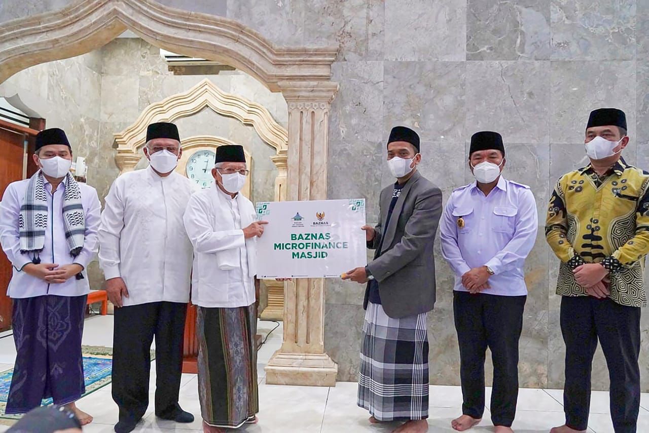 Wapres Ma'ruf Amien serahkan bantuan Baznas kepada DKM Masjid At Taqwa. Ikut mendampingi Wapres Pj Gubernur Banten Al Muktabar (no 2 dari kanan) dan Wali Kota Tangsel Benyamin Davnie (no 2 dari kiri). (Foto : Humas Pemprov)