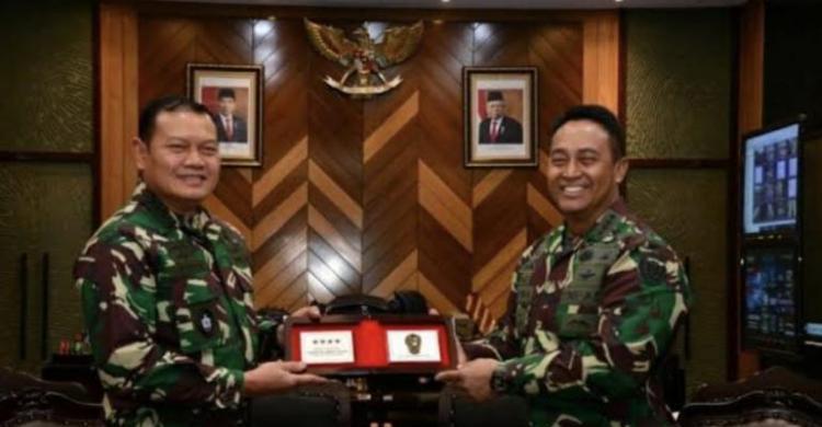 Calon Panglima TNI Laksamana Yudo Margono (kiri) bersama Panglima TNI Jenderal TNI Andika Perkasa (kanan). (Ist)