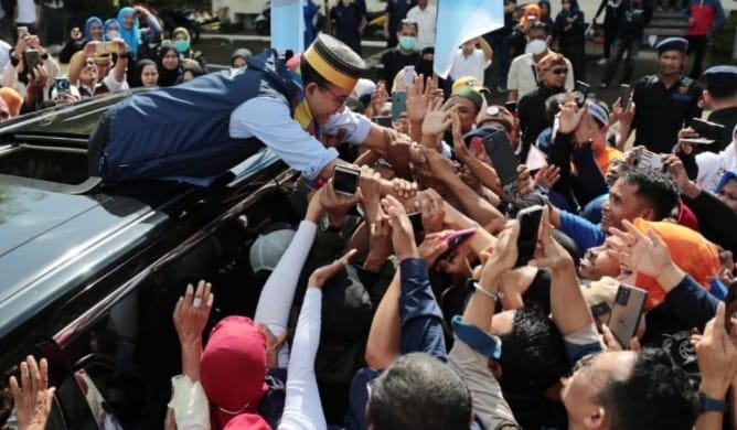 Anies Dicubit Hasto Anies Baswedan saat berada di Makasar. (Ist)