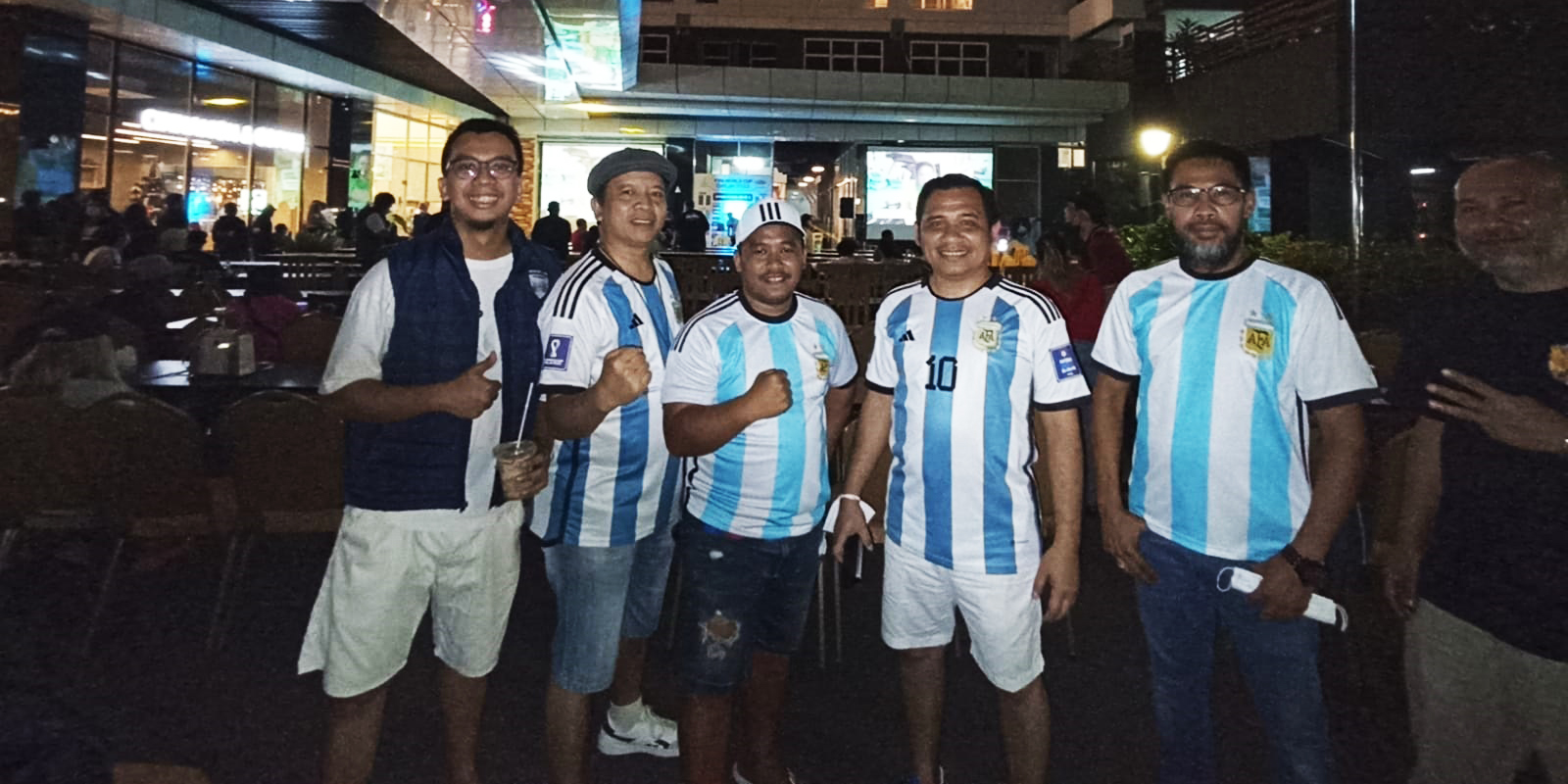Antusiasme Nobar Final Piala Dunia 2022 di Saint Cinnamon Intermark BSD foto : Mg.1