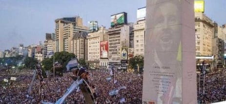 Argentina Juara Piala Dunia 2022, Masyarakat Membanjiri Jalan Raya Lautan penggemar Timnas Argentina merayakan kemenangan Timnya merebut Juara Piala Dunia 2022. (Ist)