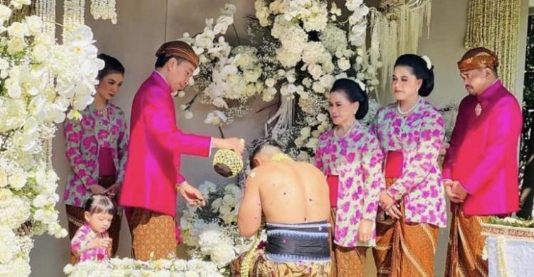 Bagikan Foto-foto Siraman Dan Sungkeman Putra Bungsunya, Jokowi Mohon Doa Restu Prosesi siraman. (Foto : Setpres)