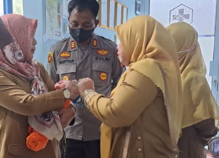 Bayi Baru Lahir Dibuang Orang Tuanya, Kini Dirawat Dinsos Kabupaten Serang Bayi yang baru lahir dibuang orang tuanya itu kini dirawat oleh Dinsos Kabupaten Serang. Foto : Istimewa