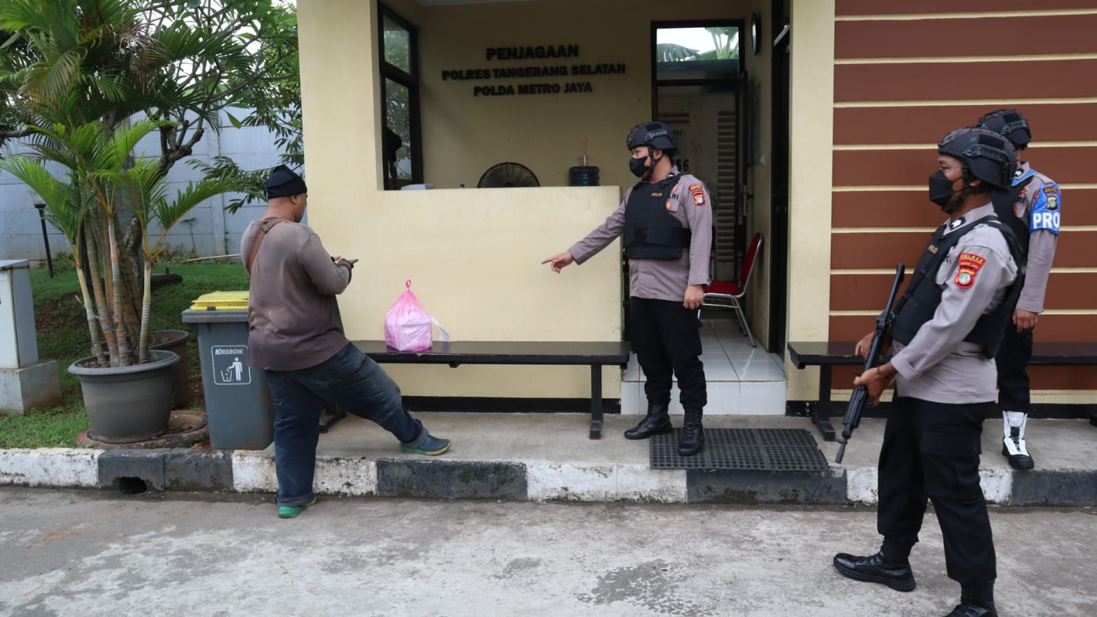 Buntut Bom Bunuh Diri di Mapolsek Astanaanyar, Polres Tangsel Perketat Penjagaan Polres Tangsel lakukan pengetatan penjagaan pascaterjadi insiden bom bunuh diri di Mapolsek Astanaanyar, Bandung. (Foto : ist)