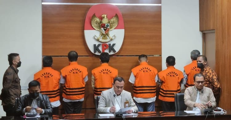 Bupati Bangkalan Ra Latif Pakai Duit Suap Buat Survei Elektabilas (Foto : Istimewa)
