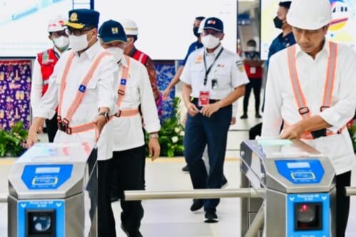 Cek Proyek LRT Jabodebek Dan Stasiun Manggarai Presiden Jokowi dan Menhub Budi Karya saat berada di Stasiun Manggarai pada Senin (26/12). (Ist)