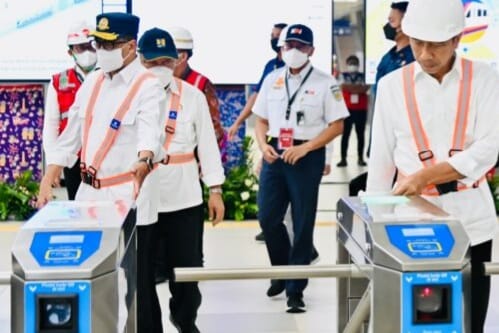 Presiden Jokowi dan Menhub Budi Karya saat berada di Stasiun Manggarai pada Senin (26/12). (Ist)