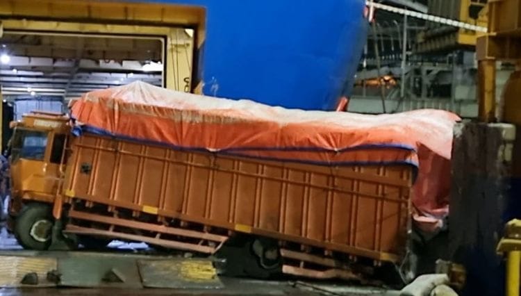 Cuaca Buruk, Kemenhub Minta Operator Larang Truk ODOL Masuk Ke Kapal Ilustrasi truk bermuatan over loading.