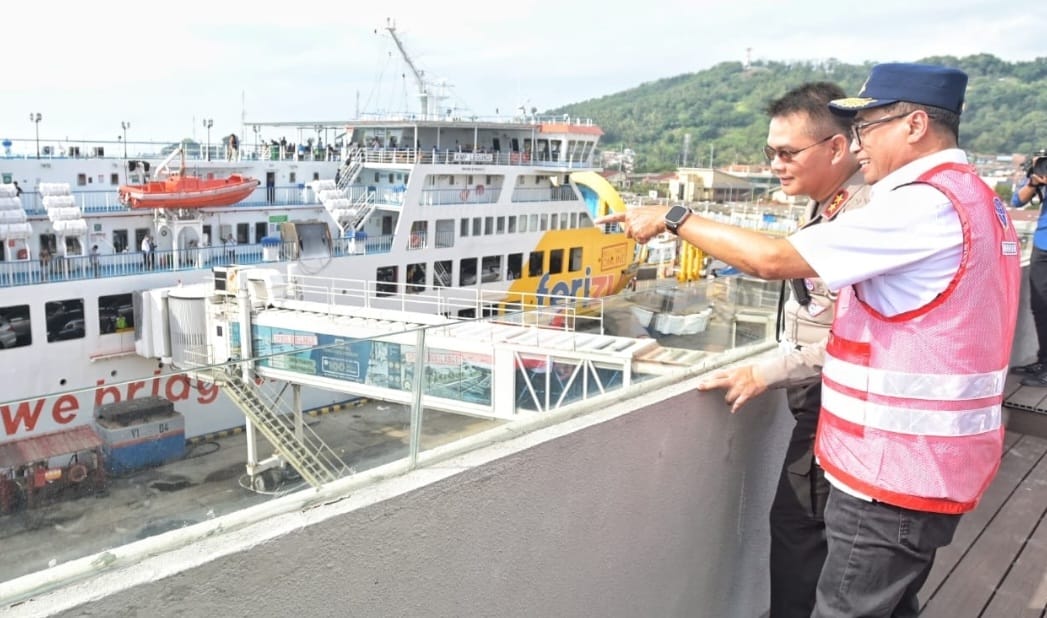 Cuaca Ekstrem, ASDP Utamakan Keselamatan dan Tingkatkan Layanan Menhub Budi Karya saat meninjau Pelabuhan Merak, Banten.