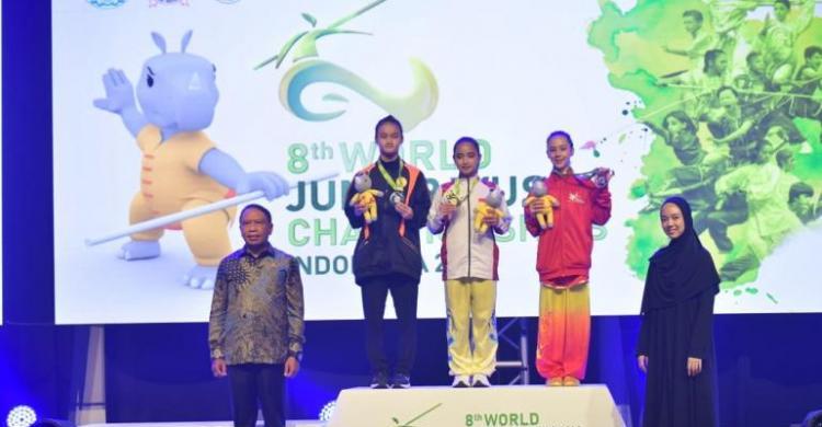 Dipuji Menpora, Atlet Wushu Indonesia Lampaui Target Perolehan Medali Menpora Amali saat pengalungan medali. (Ist)