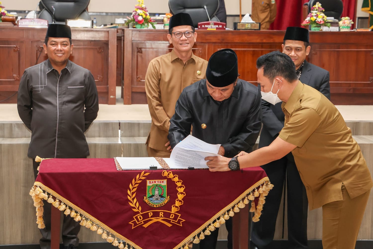 Pj Gubernur Banten Al Muktabar saat menandatangani dua Raperda di Gedung DPRD. (Ist)