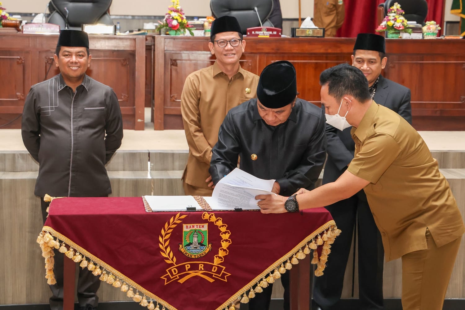 Disetujui, Raperda Tentang Pendidikan Pancasila dan Wawasan Kebangsaan serta Penyelenggaraan Perumahan dan Kawasan Pemukiman Pj Gubernur Banten Al Muktabar saat menandatangani dua Raperda di Gedung DPRD. (Ist)