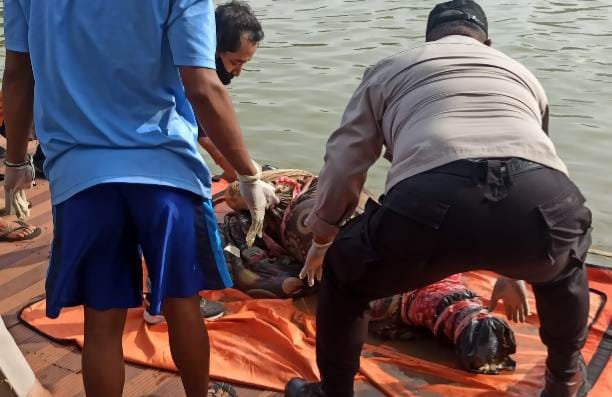 Mayat terbungkus bed cover ditemukan warga Babakan di Sungai Cisadane pada Rabu (14/12). (Ist)
