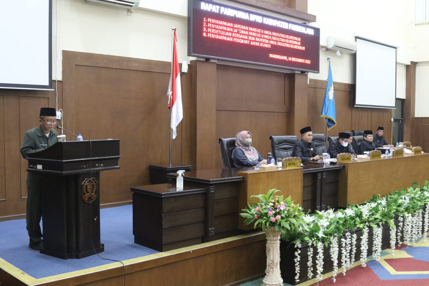 DPRD Pandeglang Copot Yangto dari Jabatan Ketua Fraksi NasDem-Perindo Kasubag Persidangan, Dede, saat membacaka SK perubahan susunan fraksi-fraksi rapat paripurna Gedung DPRD Pandeglang, Rabu (14/12/2022) sore.(Istimewa)