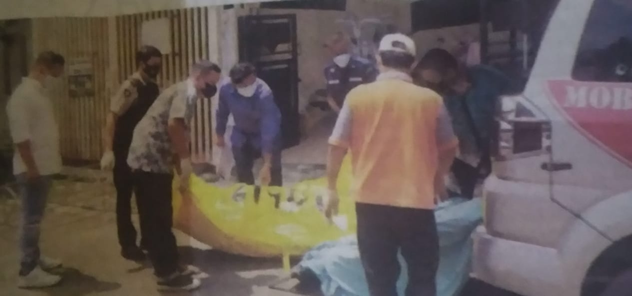 Dua Warga Jelupang Kaget Temukan Lansia Tak Bernyawa Jenazah JS sedang dievakuasi untuk dibawa ke RS Kabupaten Tangerang. (Ist)