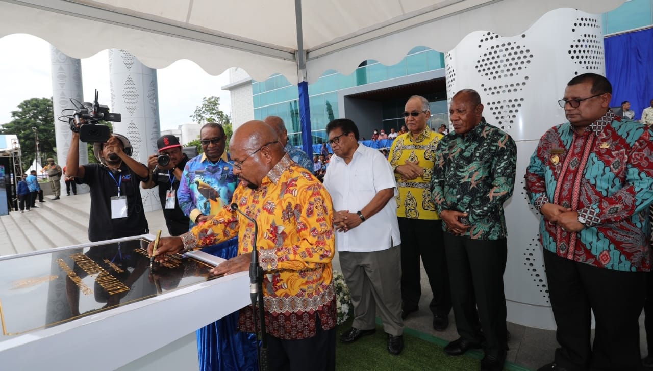 Enembe Sudah Sehat Tuh, Ayo KPK Segera Periksa! Gubernur Papua Lukas Enembe meresm8kan sejumlah perkantoran Pemprov Papua. (Ist)