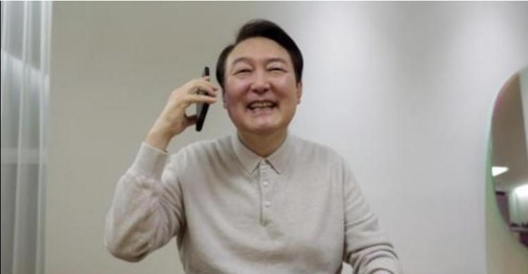 Gembira, Presiden Korsel Telepon Pelatih Bento Dan Kapten Son Ekspresi Presiden Korsel Yoon Suk-yeol gembira setelah Timnas masuk 16 besar Piala Dunia 2022. (Ist)