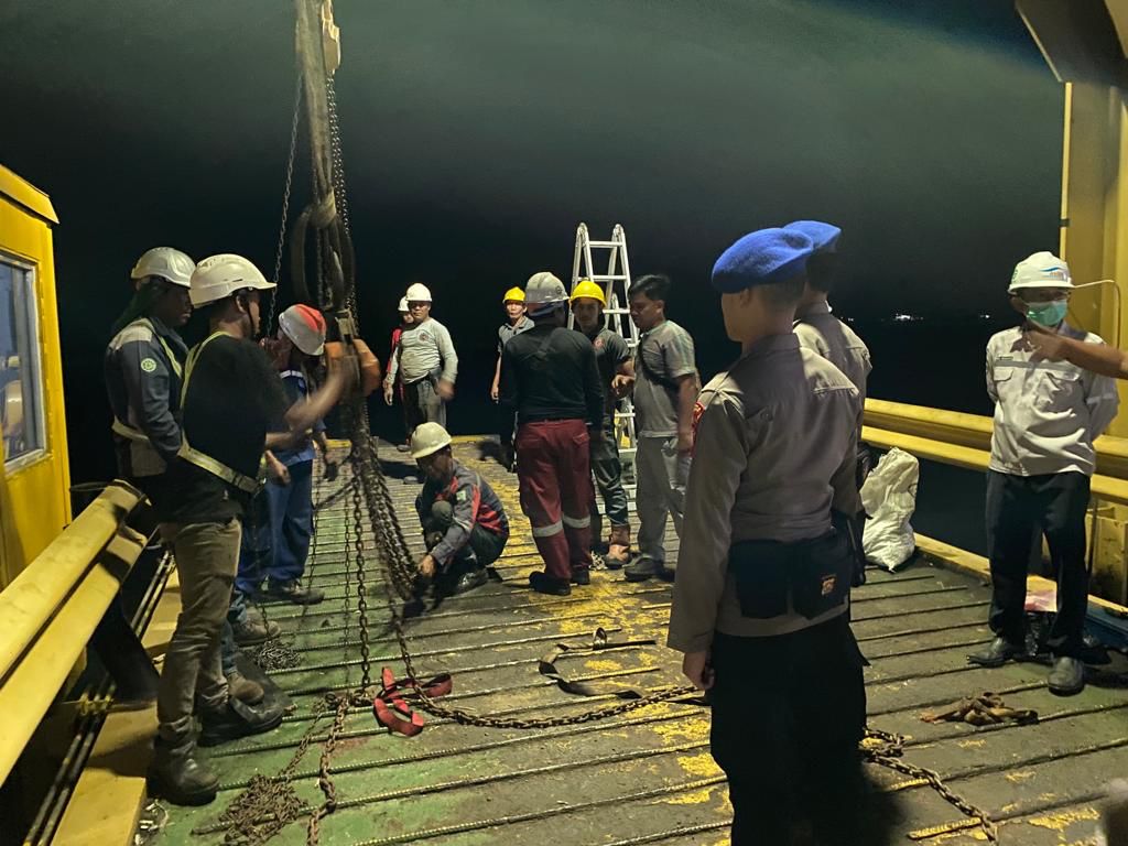 Gerak Cepat, Penyidik Ditpolairud Polda Banten Olah TKP Mobil Jatuh di Dermaga 2 Merak (Foto : Humas Polda Banten)