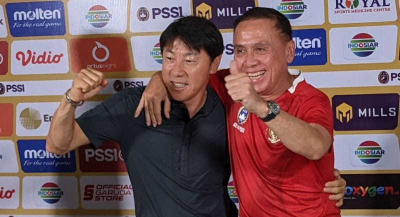 Pelatih Timnas Garuda Shin Tae-young (kiri) bersama Ketum PSSI M. Iriawan (kanan)