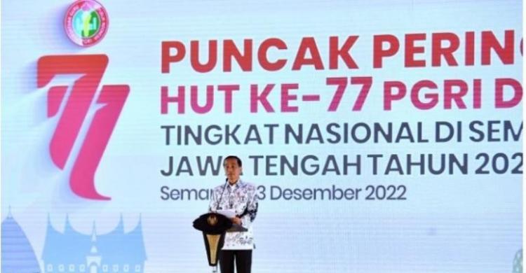 HUT Ke-77 PGRI, Jokowi Minta Guru Tingkatkan Kapasitas Untuk Cetak SDM Unggul Presiden Jokowi saat memberikan sambutan pada HUT PGRI ke-77 di Semarang, Jawa Tengah, Sabtu (3/12). (Foto : Setpres)