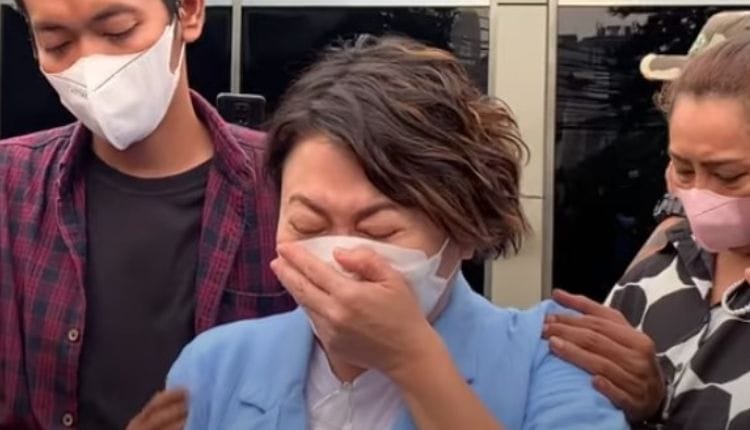 Indra Bekti Pecah Pembuluh Darah, Indy Barends Ungkap Kronologinya Indy Barends sahabat Indra Bekti saat memberikan keterangan pers. (Ist)