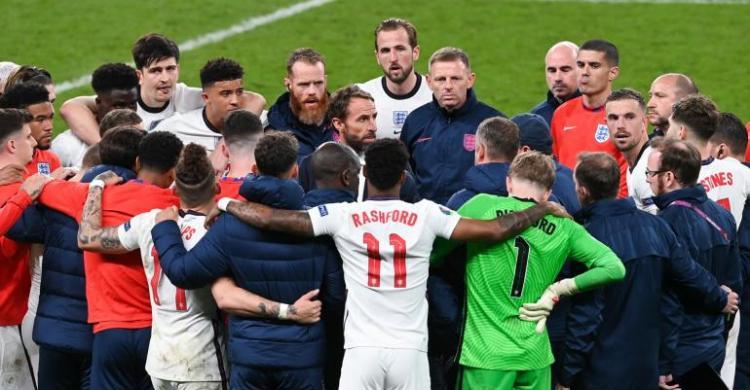 Para pemain Inggris saat mendengarkan arahan Pelatih Gareth Southgate. Foto : Istimewa