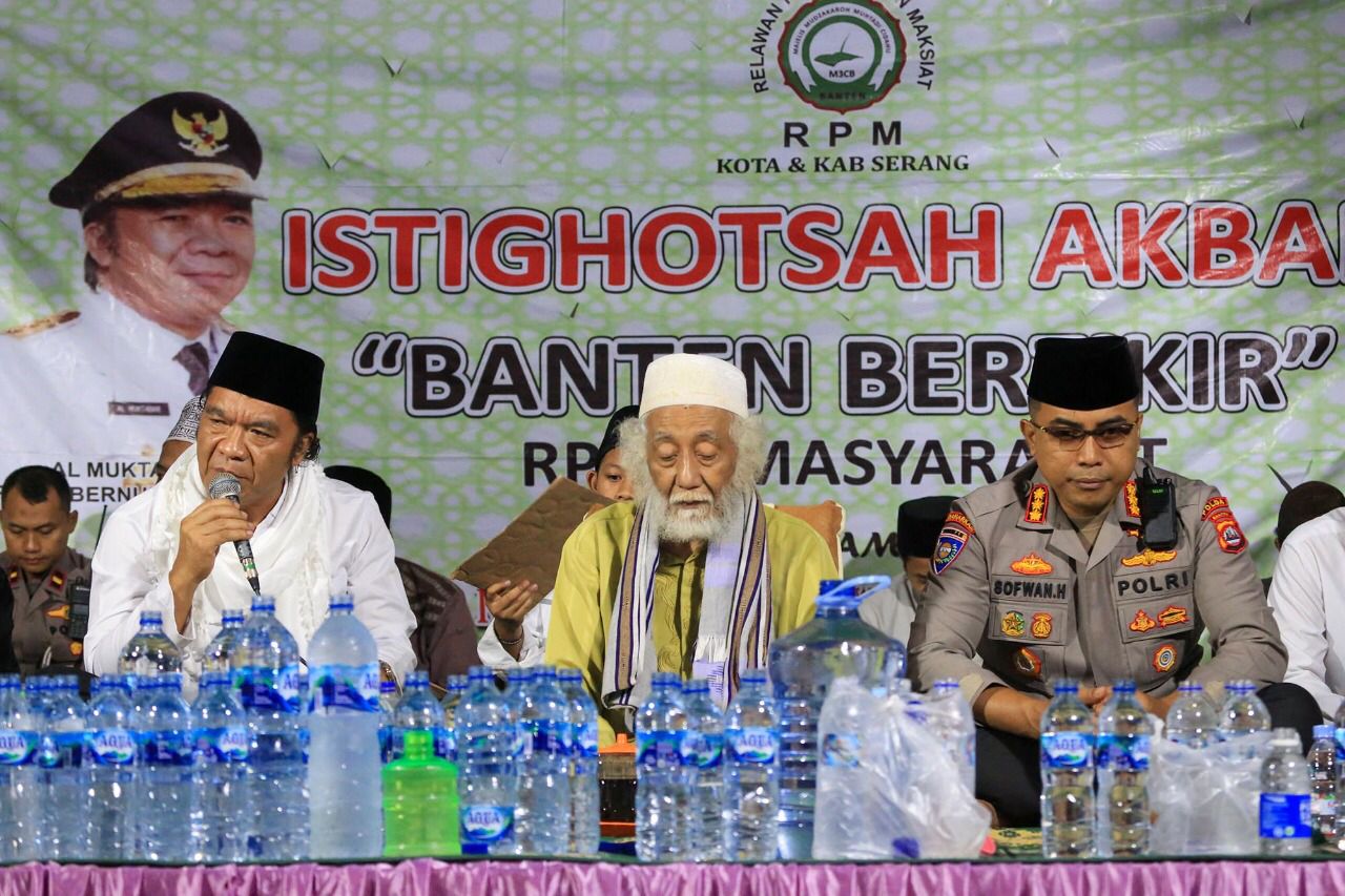 Istighosah Akbar Bersama Pj Gubernur Banten di Masjid Agung Banten Lama Istiqhosah Akbar bersama Pj Gubernur Banten Al Muktabar dan Abuya Muhtadi Dimyati di Lapangan Masjid Agung Banten Lama, Kota Serang. (Foto : Humas Pemprov)
