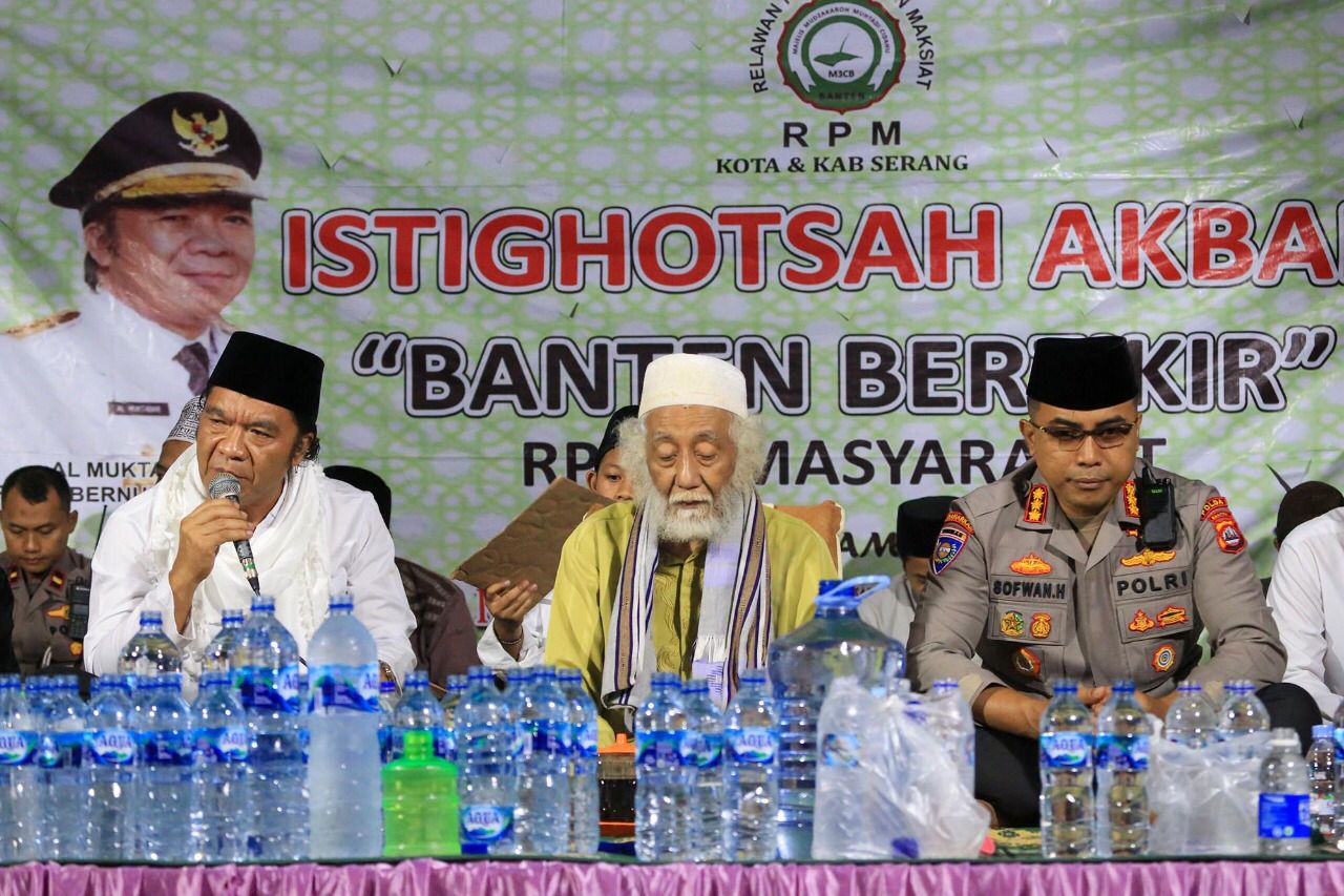 Istiqhosah Akbar bersama Pj Gubernur Banten Al Muktabar dan Abuya Muhtadi Dimyati di Lapangan Masjid Agung Banten Lama, Kota Serang. (Foto : Humas Pemprov)