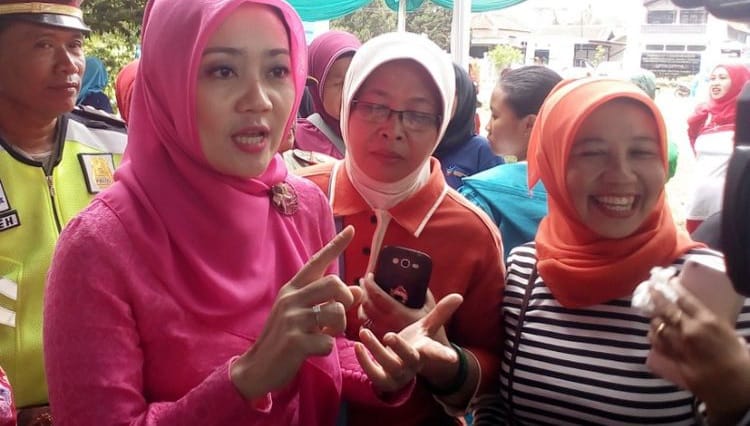 Istri Kang Emil Berpeluang Maju Cawalkot Istri Kang Emil Atalia Praratya (jilbab pink) berpeluang maju sebagai Calon Wali Kota Bandung 2024. (Ist)