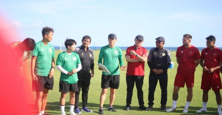 Iwan Bule Yakin Timnas Indonesia Juara Piala AFF Ketum PSSI Mochamad Iriawan saat memantau latihan Timnas Piala AFF di Bali. (Ist)