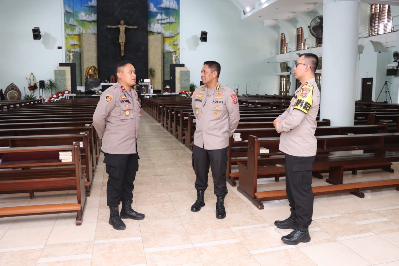 Jelang Natal, Kapolresta Tangerang Tinjau Pelaksanaan Pengamanan di Gereja Santa Odelia Kapolresta Tangerang Kombes Pol Raden Rhomdhon Natakusuma saat meninjau Gereja Santa Odelia. (Ist)