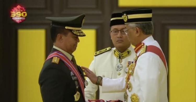 Jenderal Andika Terima Gelar Darjah Panglima Gagah Angkatan Tentera Dari Malaysia Panglima TNI Jenderal Andika saat menerima gelar Darjah Kepahlawanan DKAT 2022 dari Tentara Malaysia. (Ist)