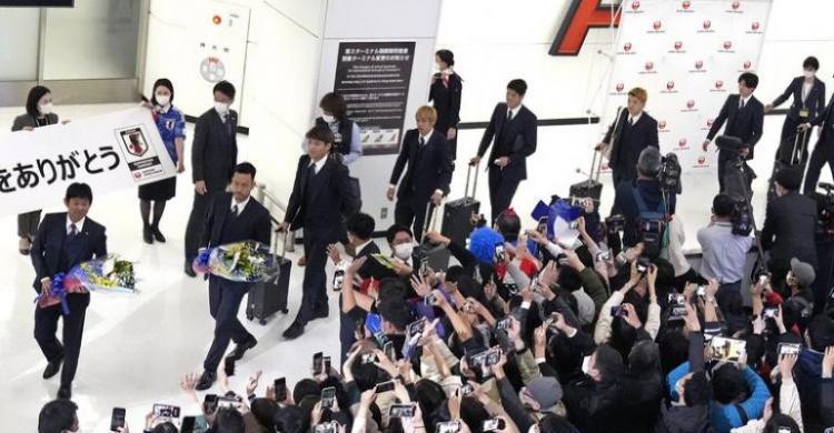 Jepang Pulang Kampung Disambut Bak Pahlawan Timnas Jepang disambut bak pahlawan oleh para suporter setiba di Bandara. (Ist)