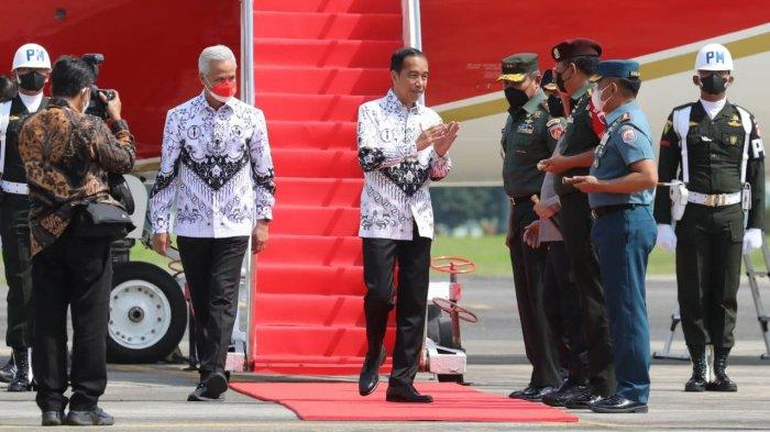 Jokowi-Ganjar Mesra Banget Presiden Jokowi saat tiba di Semarang disambut Gubernur Jawa Tengah Ganjar Pranowo. (Foto : Setpres)