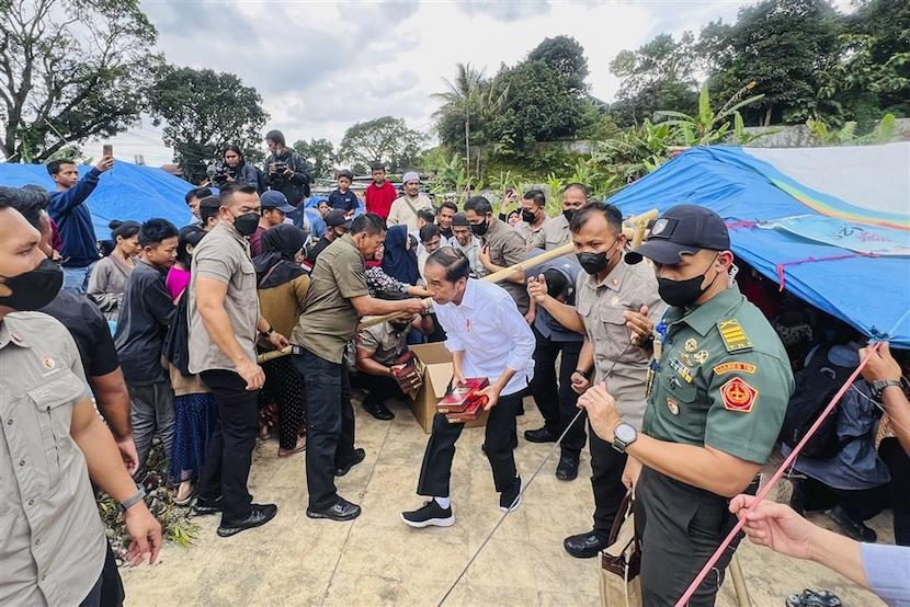 Jokowi Selalu Bersama Rakyat Yang Kesusahan Presiden Jokowi kembali mengunjungi korban gemba Cianjur untuk ketiga kali nya pada Kamis (8/12). (Ist)