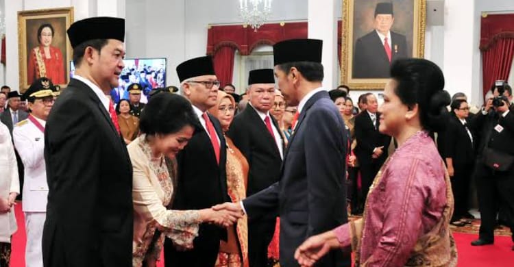 Presiden Jokowi saat memberi ucapan kepada Dubes yang baru dilantik. (Foto : Setpres)