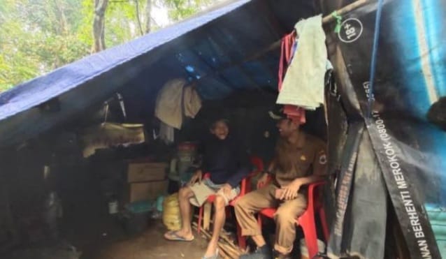 Kakek Nasuhi Dapat Bantuan Tenda Dan Sembako Dari Dinsos Lebak Rumah tenda Nasuhi. (Ist)