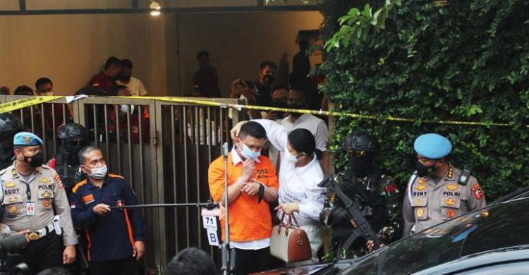 Kali Mau Digendong, Putri Chandrawati Tolak: Dik Yosua, Jangan… Ferdy Sambo dan Putri Candrawaty. (Ist)